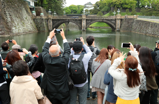 日本天皇退位仪式举行 民众聚集围观拍照(2) 第2页