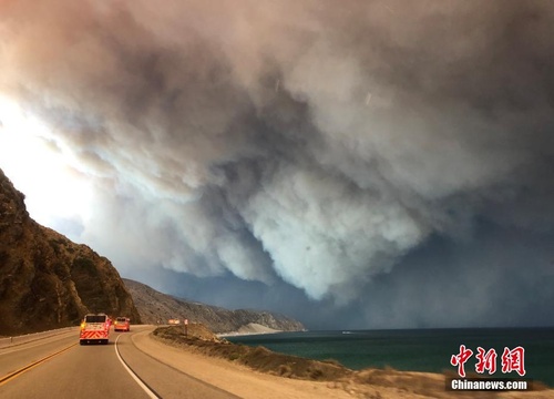 美国南加州山火熊熊浓烟蔽日 延烧逾万英亩 第1页