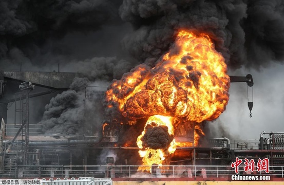 韩国石油运输船爆炸 火光冲天腾起&quot;蘑菇云&quot; 第1页