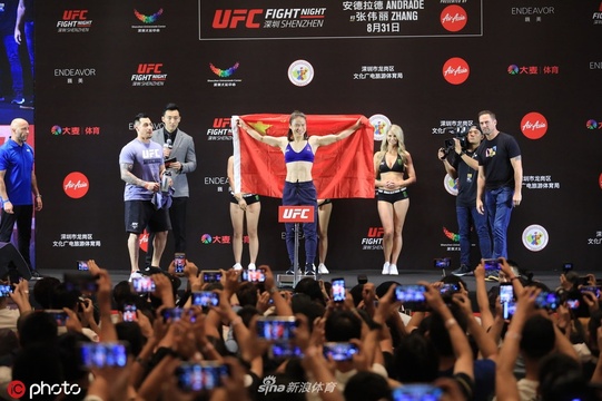 UFC深圳格斗之夜称重仪式 张伟丽身披国旗 第1页