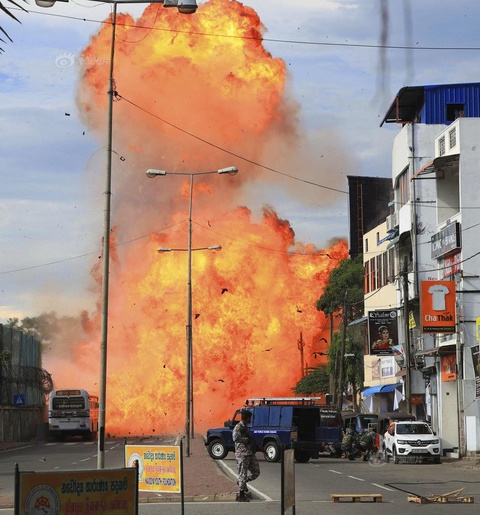 斯里兰卡第九起爆炸现场 火光冲天 第1页