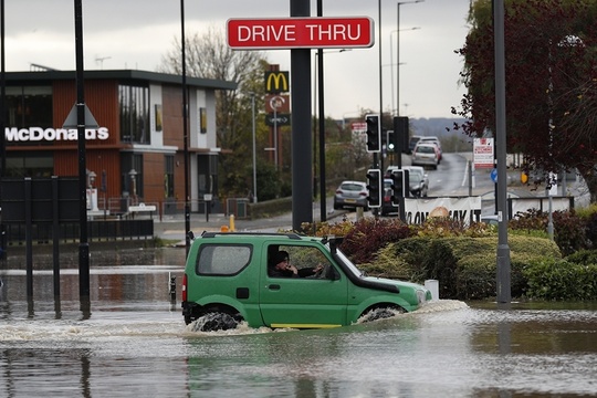 英国多地区暴雨引发洪水 民众水中转移 第1页