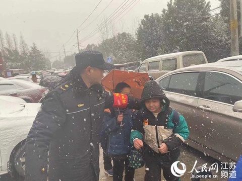 南京浦口闻雪而动 2000余人扫雪保畅通(2) 第2页