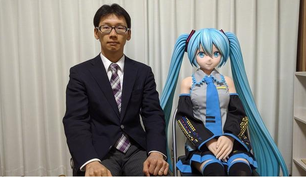 日本宅男与初音结婚一周年 狂晒&quot;老婆&quot;照片 第1页