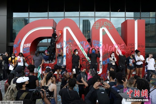 砸碎玻璃、破坏警车 美国示威者袭击CNN总部 第1页