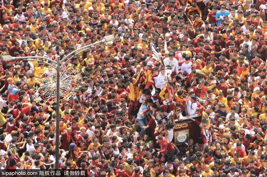 超2011万菲律宾人庆祝“黑耶稣节” 数万人挤一座桥 第1页