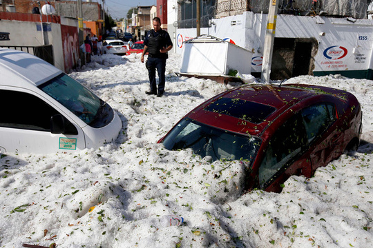 墨西哥遭遇强冰雹袭击 汽车被埋房屋受损 第1页