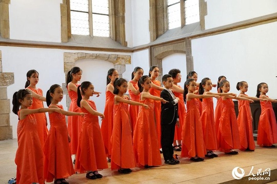 中国儿童合唱团亮相布拉格民俗艺术节(7) 第7页