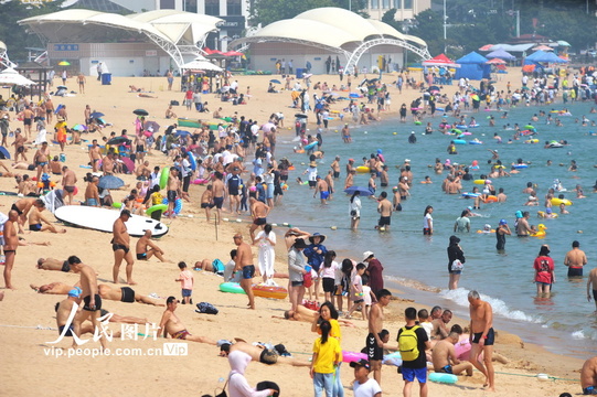 山东青岛:入伏首日 海水浴场开启“下饺子”模式 第1页