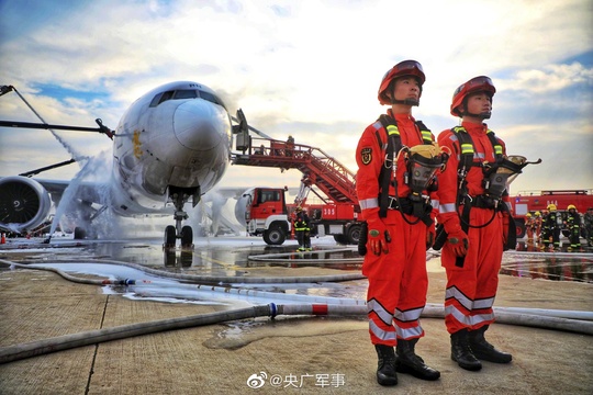 组图:浦东机场货机起火 武警官兵紧急驰援(3) 第3页