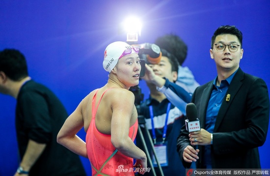 冠军赛女子50米自由泳半决赛刘湘第一 第1页