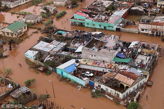 莫桑比克洪灾已致逾200人死亡 灾民躲到屋顶避难 第1页