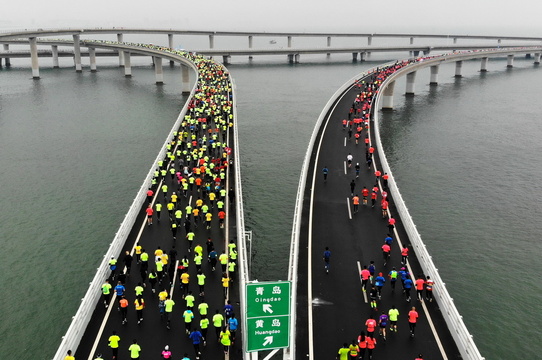 2018青岛海上马拉松举行 第1页