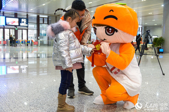 春运首日,毕节高铁站给乘客送“福”(组图) 第1页