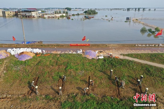 江西鄱阳圩堤抢险现场:烈日下加固堤坝 第1页