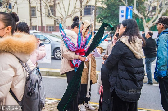 上戏艺考第一天俊男美女齐亮相 考生带“刀枪棍棒”赴考场展才艺 第1页