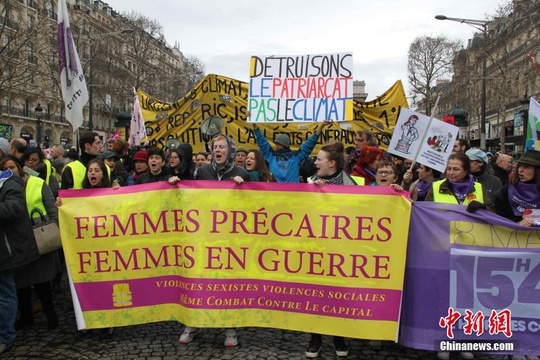 巴黎第17轮示威穿上“粉背心” 聚焦维护妇女权益(2) 第2页