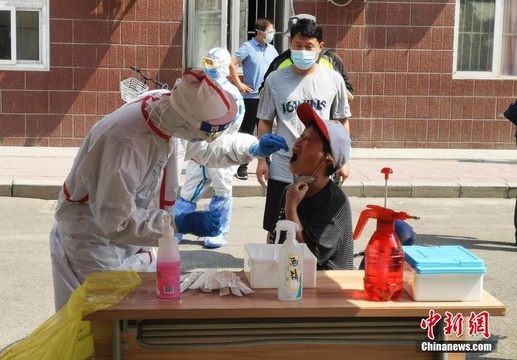 北京西城:封闭社区居民进行核酸检测 第1页