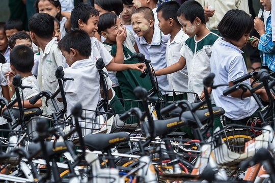 共享单车异国“新生” 缅甸学生骑ofo上下学 第1页