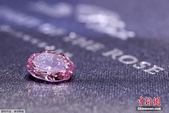 世界最大紫粉色钻石拍出2660万美元(2) 第2页