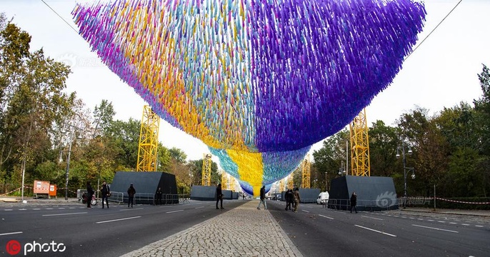 艺术家用3万根彩带打造绚烂装置 纪念柏林墙倒塌30周年(8) 第8页