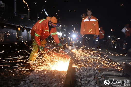 【春运特别报道】为无缝线路做“外科手术”的“高铁医生” 第1页