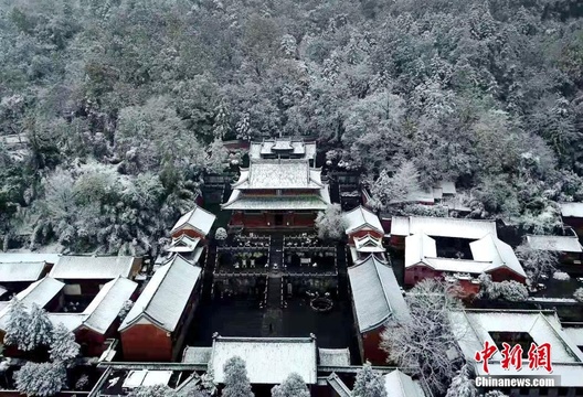 武当山雪景美如画 第1页