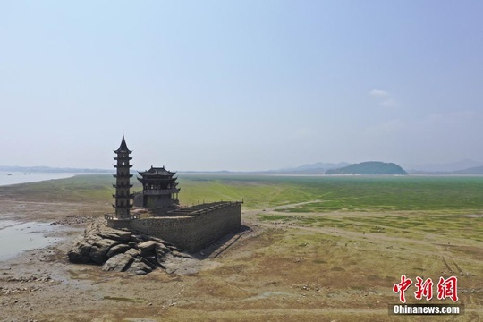 中国最大淡水湖鄱阳湖水位下降 落星墩重现天日(2) 第2页