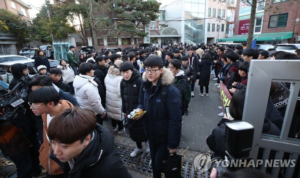 实拍韩国高考现场 学弟学妹敲锣吹号为考生加油助威(14) 第14页