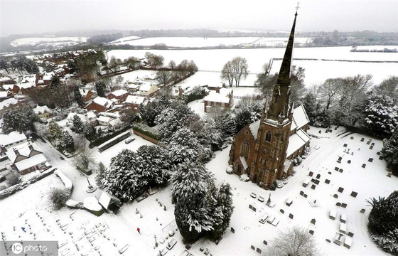 英国斯塔福德郡迎来降雪 银装素裹白茫茫一片 第1页