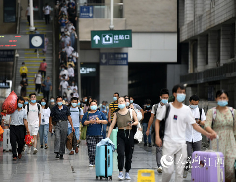 高清图:端午小长假来临 铁路运输迎客流高峰(2) 第2页