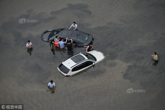 沈阳雨后积水成河 数十台车被淹 第1页