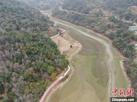 供水紧张 南昌水源地湖床裸露 第1页