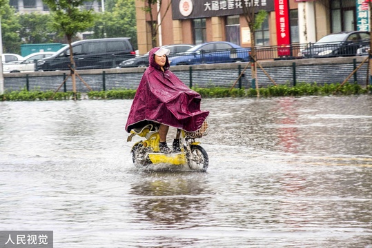 山东青州迎强降雨 低洼路段瞬间成“海”(6) 第6页