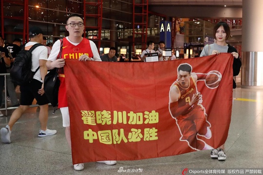 中国男篮球员深夜抵达北京机场(8) 第8页