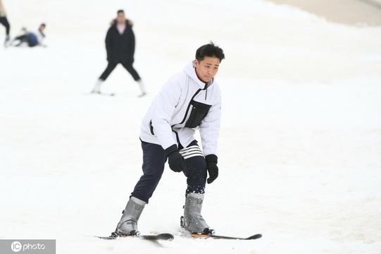 在南方的艳阳里大雪纷飞 常州滑雪场市民体验冰雪乐(12) 第12页