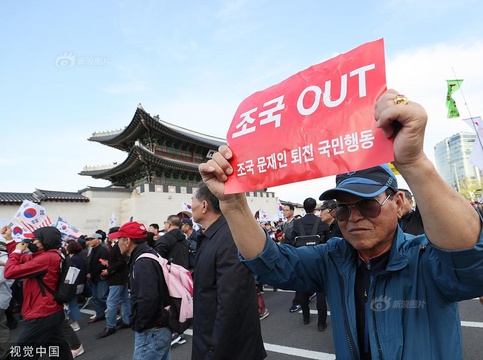 心腹涉丑闻不断发酵 文在寅被要求下台 第1页