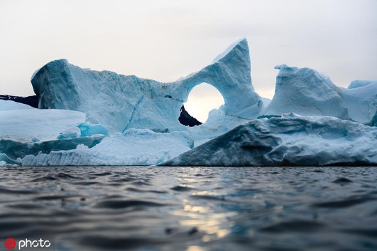格陵兰岛冰封下的隐秘世界 78年老船在冰拱道下宛如被时光冻结(2) 第2页