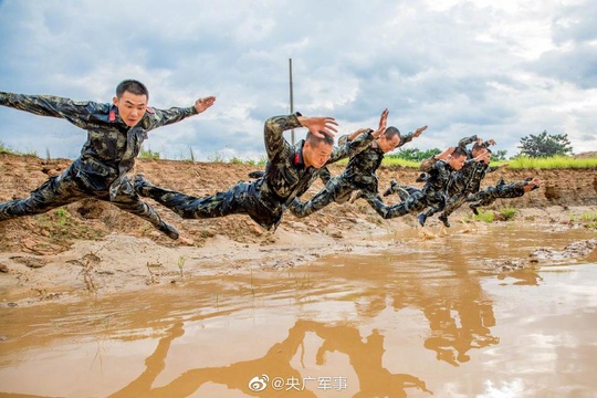 最帅!广西武警泥潭摔擒锤炼硬功 第1页