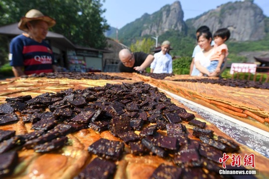 湖南平江制巨型辣条月饼迎中秋(5) 第5页