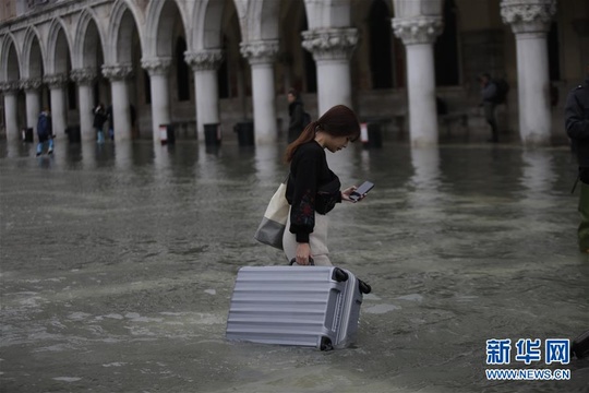 意大利“水城”威尼斯遭遇严重水灾(5) 第5页