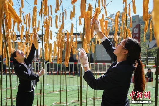 河南洛阳“摘”油条庆丰收 第1页