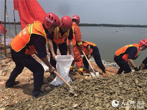 湖北消防166名指战员驰援江西防汛一线 第1页