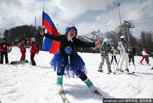 俄罗斯索契举办高山狂欢节 民众变装滑雪欢乐多(2) 第2页