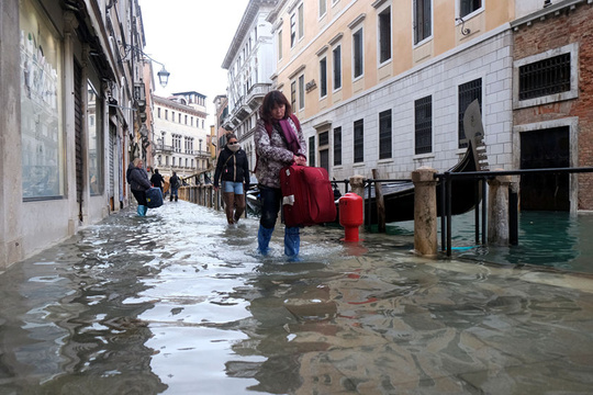 意大利再遭暴雨袭击 “水城”威尼斯再次被淹(3) 第3页
