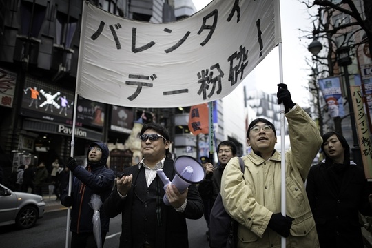 日本剩男街头示威 呼吁“粉碎情人节” 第1页