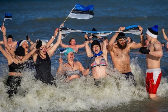 爱沙尼亚庆祝独立日 民众冰水之中沐浴狂欢(2) 第2页