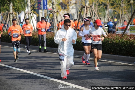 上马个性路跑达人汇聚:防护服“大白”跑马拉松致敬医疗战士(7) 第7页