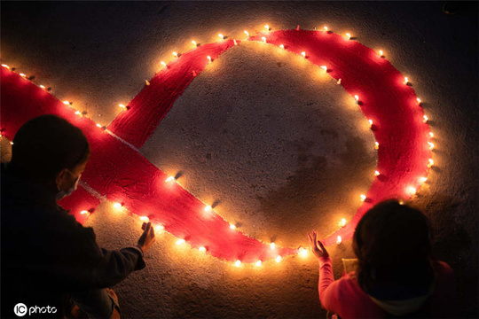 尼泊尔民众点亮“红丝带” 纪念世界艾滋病日到来 第1页