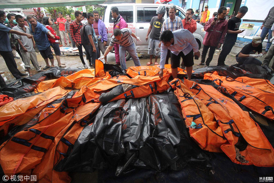 印尼遭遇海啸袭击 遇难者遗体成堆 第1页